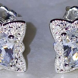 AVON SIGNATURE BRILLIANT SPARKLING CZ STUDDED EARRINGS